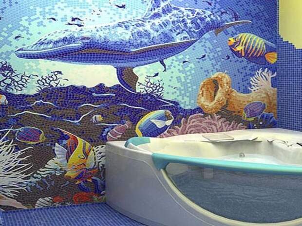 Морская тематика в ванной комнате с необычной мозаичной отделкой.