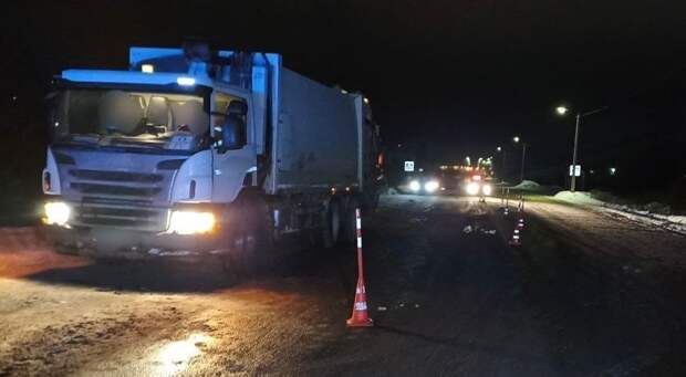 В Новгородской области водитель мусоровоза задавил пешехода