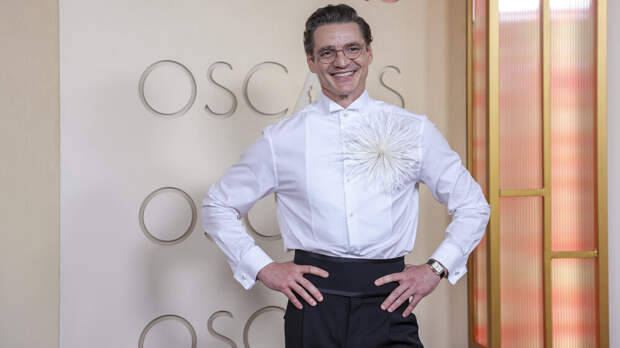 Педро Паскаль стал лицом Chanel: зачем бренду амбассадор, которому нечего продавать