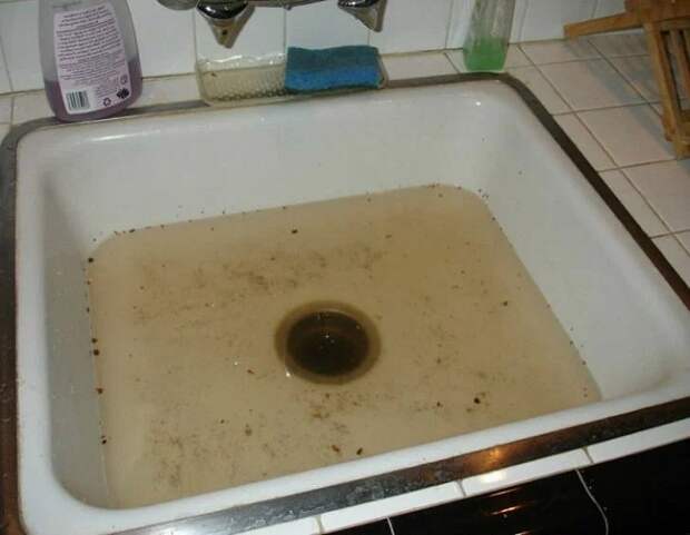 Причиной неприятного запаха может стать засор. / Фото: bigstockphoto.com