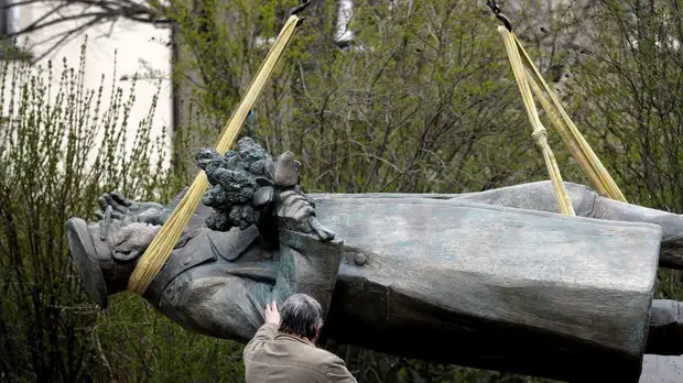 Инициатор демонтажа памятника Коневу обратился к главе ЕК из-за России