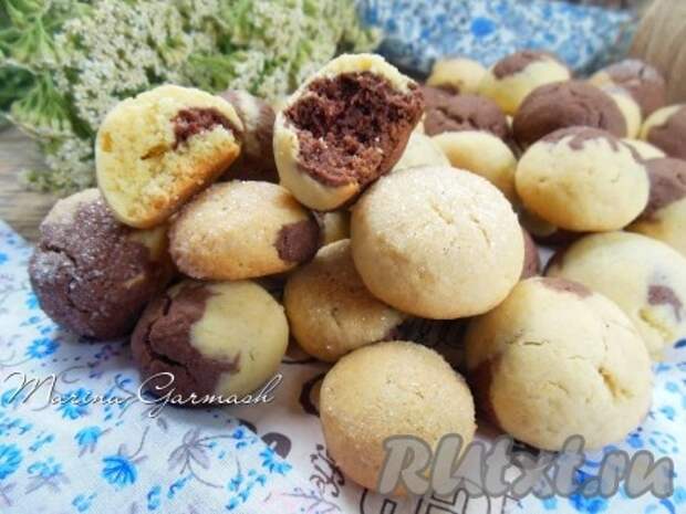 Вкусное, нежное песочное печенье, замешанное на маргарине, отлично подойдет к кофе, чаю, какао. Испеките двухцветное печенье по этому рецепту и порадуйте себя и своих близких. 