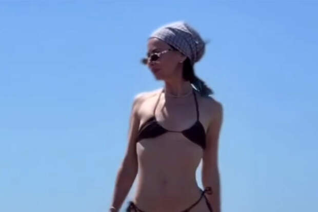 Певица Саша Зверева показала фигуру в бикини