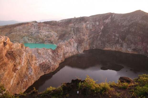 Озера слез или озера "злых духов". Гора Келимуту. Индонезия