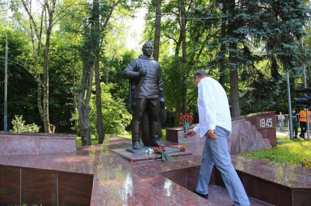 Отреставрированный памятник «Воину-Победителю» открыли в Кузьминках при поддержке Петра Толстого