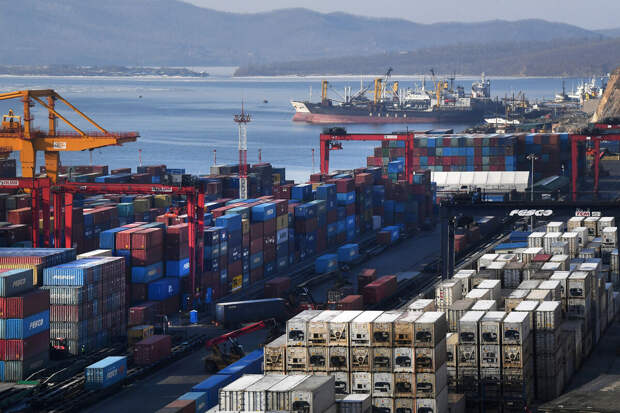 В порту Владивостока арестовали иностранное судно, повредившее российский сейнер