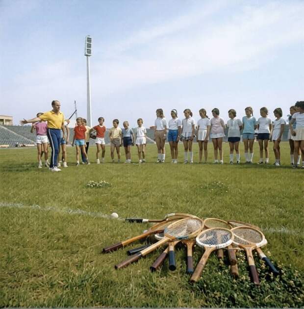 Занятия в теннисной детской школе Дворца спорта "Локомотив". 1975 год. https://t.me/webmoney_dn/318964