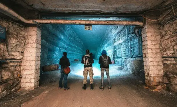 Секретное хранилище Росрезерва: черный копатель шагнул в темноту с камерой