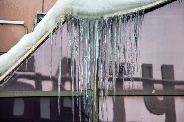 В российском городе глыба льда пробила окно в квартире