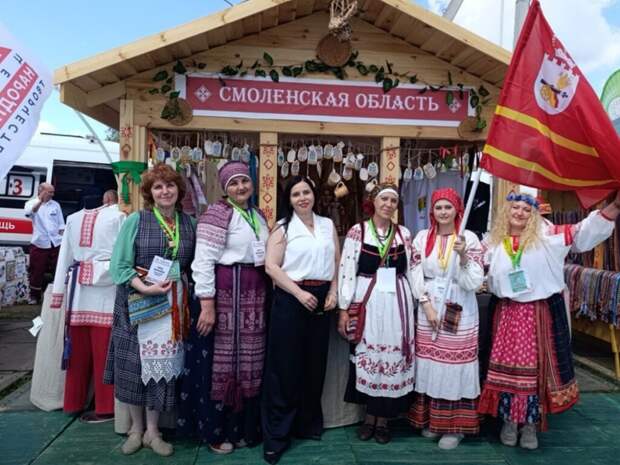Жительницы Смоленской области представили народные поделки на международном «Купалье»