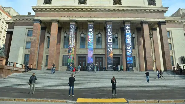 Главе NASA подарили в Москве тарелку из Гжели