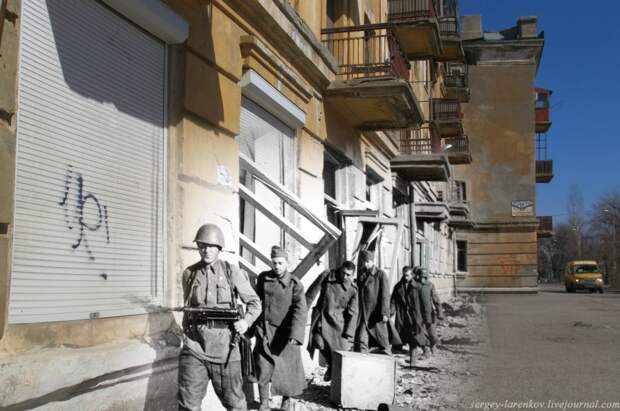 Сталинград 1943 - Волгоград 2013 ул.Арсеньева,6. Красноармейцы конвоируют пленных гитлеровцев.