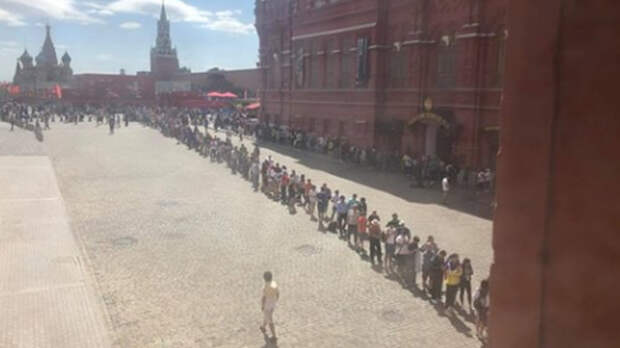 СТРАНА.ua: болельщики на ЧМ-2018 выстраиваются в гигантские очереди к Мавзолею