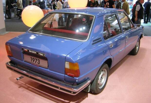 В Skoda, однако, решают не доверять альянсу CSFR-GDR - и это дизайн. Вместо этого они нанимают молодого и все еще набирающего популярность Джорджетто Джуджаро. Его прототип Skoda 760 чрезвычайно современен для своего времени и уже обладает функциями, которые сделают более поздние автомобили популярными на рынке Джуджаро. Но проект начинает тормозить. Хотя две страны являются соседями, логистика - это кошмар из-за плохого железнодорожного сообщения. Постоянные задержки и ошибки с доставкой запчастей. В то же время в конце 1970-х годов Варшавский договор начал резко увеличивать свои военные расходы за счет всех других отраслей. Наконец, в 1979 году от проекта автомобиля RGW отказались.