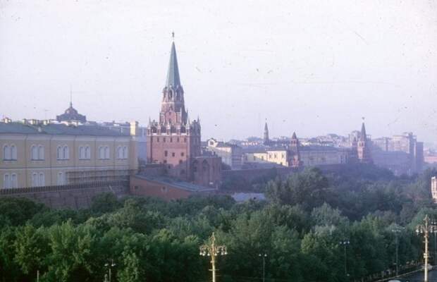 Вид на одну из башен Московского Кремля. СССР, Москва, 1963 год. Вид на одну из башен Московского Кремля. СССР, Москва, 1963 год.