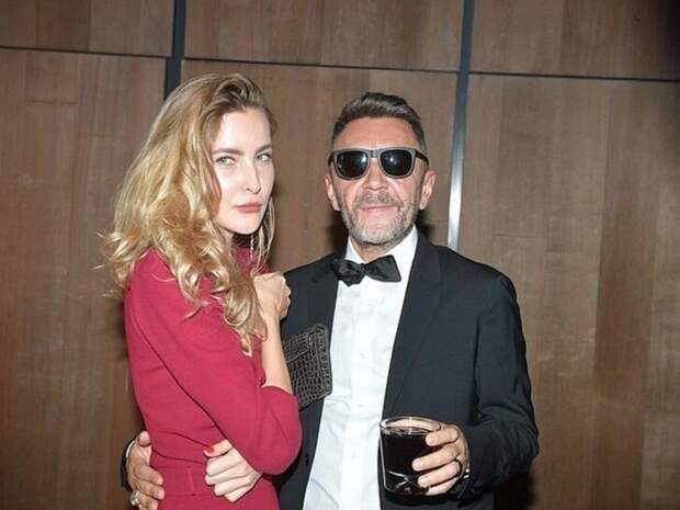 Сергей Шнуров с женой Ольгой Абрамовой уехал из России