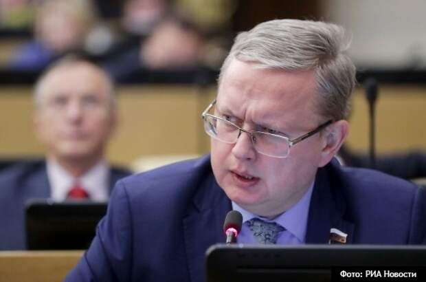 В Госдуме призвали сравнять зарплаты депутатов со средним заработком по стране