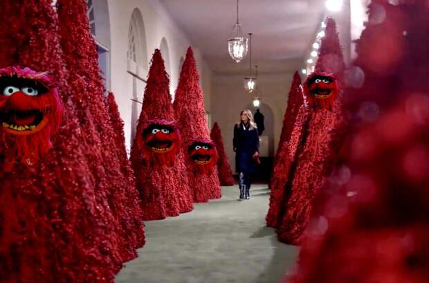 Красные елки Мелании Трамп высмеяли в сети