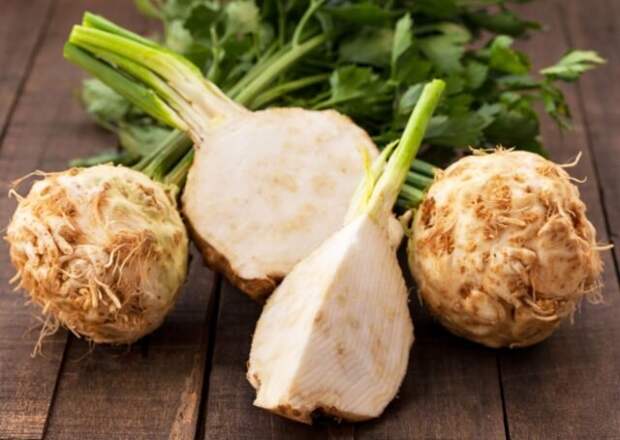По вкусу корнеплод похож на листовой сельдерей, но имеет более ореховый привкус. © chicago.suntimes 📷