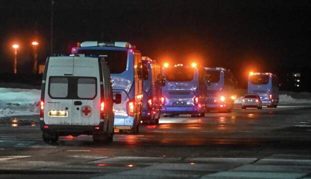 Самолеты с вернувшимися из плена российскими военными сели в Подмосковье