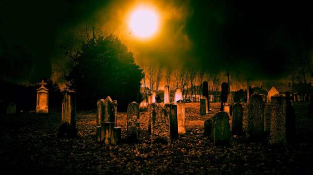 Луна в ту ночь была просто волшебной ! И слегка пугающей - куда же без этого, когда посещаешь могильники ?!