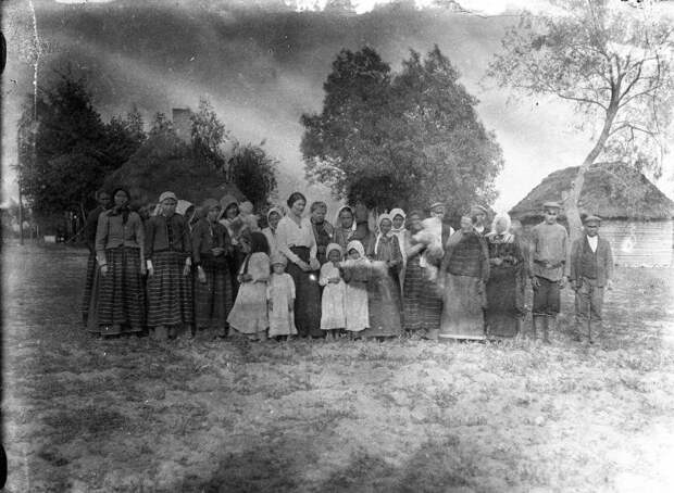 Группа крестьян с детьми Неизвестный автор, 1900-е, МАММ/МДФ.