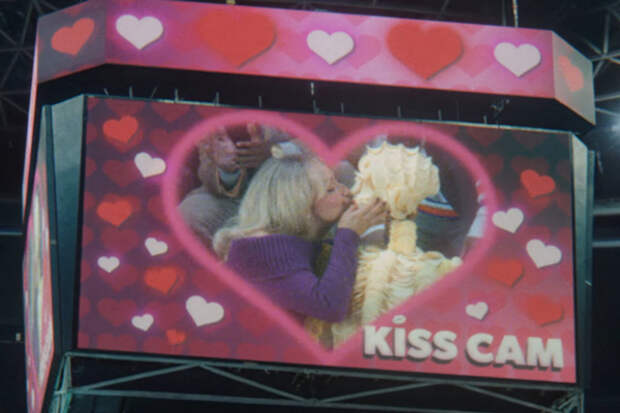 Сабрина Карпентер закрутила роман с «чипсовым» мужчиной в рекламе к Супербоулу