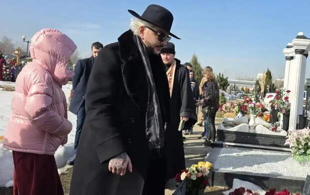 "Эта боль всегда со мной": Киркоров расплакался на могиле отца в первую годовщину его ухода
