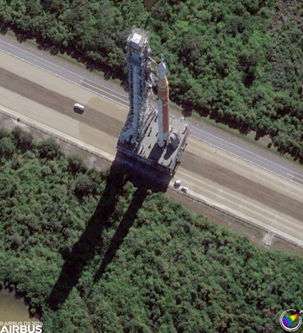 На этой ракете американцы полетят к Луне: Space Launch System с кораблём Orion отлично видны даже из космоса