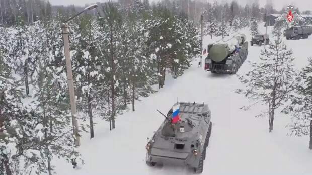 «Ярс» учится выживать - ракетные войска отрабатывают защиту от дронов в Сибири