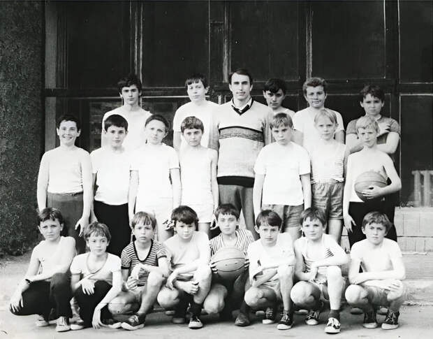 Баскетбольная команда юношей Мелитополя. Андрей Суховецкий - третий справа в среднем ряду. Александр Киров - четвертый слева в нижнем ряду