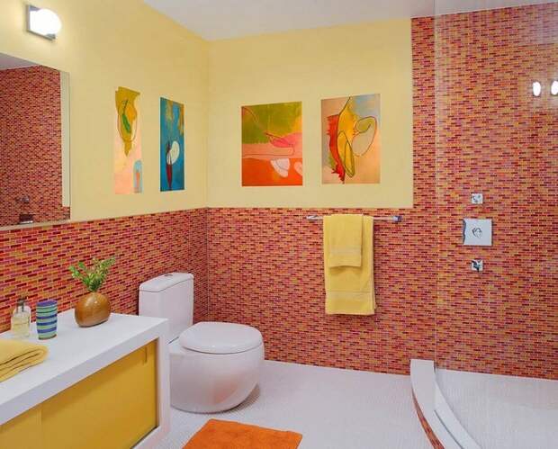 Пестрая и яркая мозаика смотрится очень прекрасно и стильно в ванной комнате.