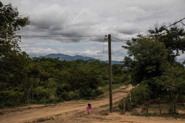 Грозовые облака над деревней в Йоро. Фото: Adriana Zehbrauskas/The New York Times