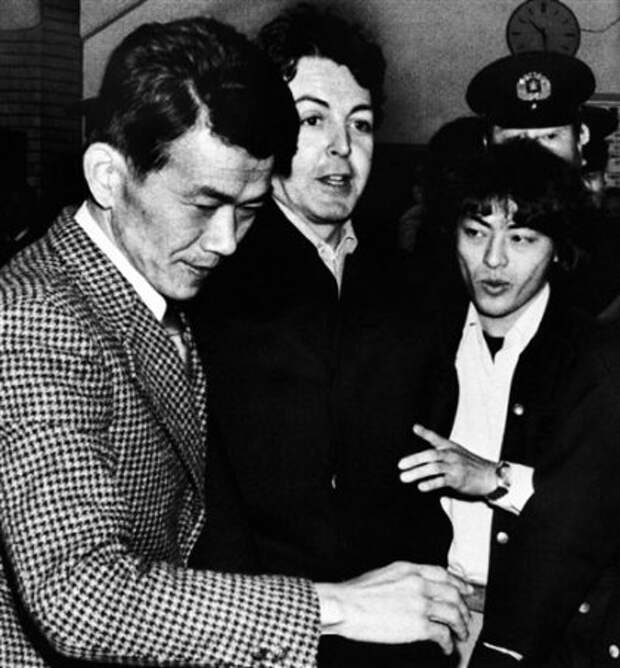 8. Пол Маккартни. Печальную славу солист легендарных Битлз получил после того, как был пойман с марихуаной в аэропорту Токио. Пол отсидел 10 дней.