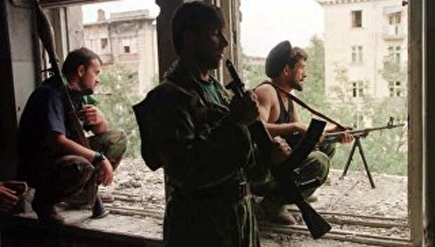 Чеченские боевики во время уличных боев в Грозном