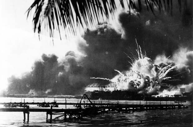 Атака японской авиации на американскую авиабазу Перл-Харбор, 7 декабря 1941 года Keystone/Hulton Archive/Getty Images