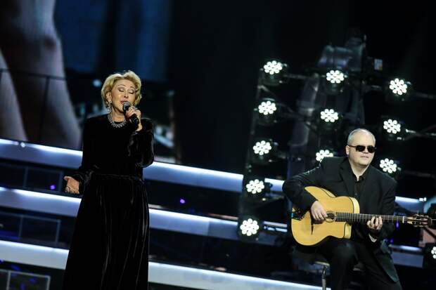 Певица Успенская гастролирует вместе со своей собакой