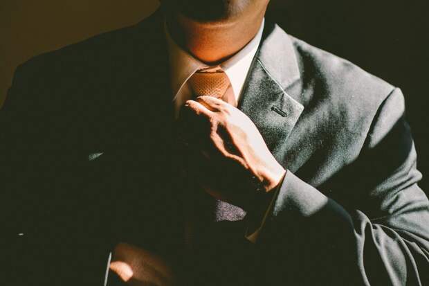 tie-690084_1920 alt