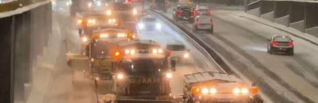 Алматы завалило снегом: коммунальщики работают круглосуточно