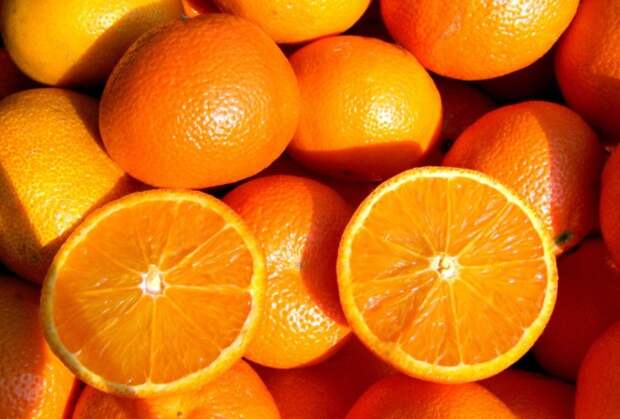 В английском языке слово «orange» означает и апельсин, и оранжевый цвет / Фото: profyjournal.ru 