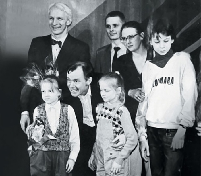 Владимир Носик с женой Еленой Зиничевой, детьми Дашей, Катей, Тимофеем (крайний справа), племянником Александром и братом Валерием. / Фото: www.goodhouse.ru Владимир Носик с женой Еленой Зиничевой, детьми Дашей, Катей, Тимофеем (крайний справа), племянником Александром и братом Валерием. / Фото: www.goodhouse.ru