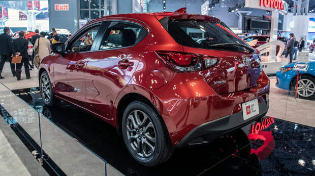 Хэтчбек Toyota Yaris 2020 года выпуска для Америки это в основном хэтчбек Mazda2 , в отличие от техно-красавца для Европы.