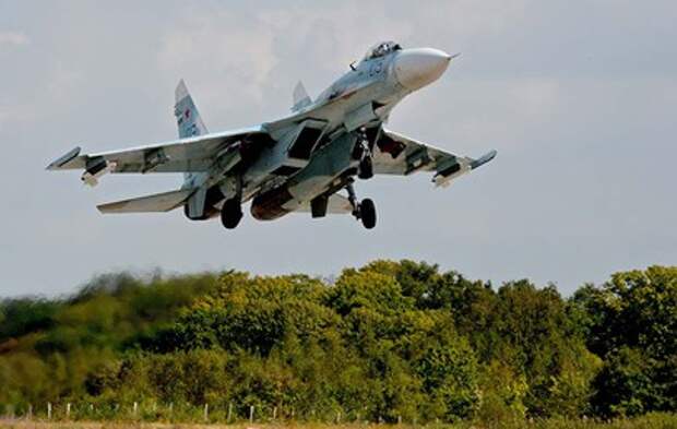 Опубликовано видео полета Су-27 в крымских горах