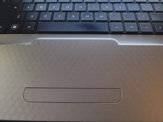 У тачпада точно такая же поверхность, как у остальной части ноутбука