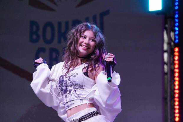 Дождь, ветер, поздравления с Днем знаний: как прошел концерт Миланы Хаметовой в Омске — фоторепортаж