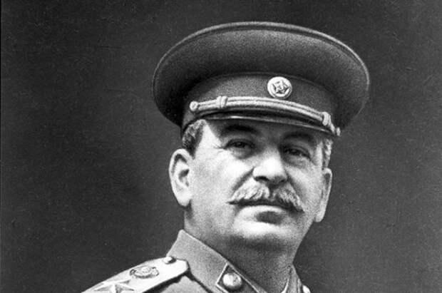 В центре Белореченска на Кубани повесили большой портрет Сталина