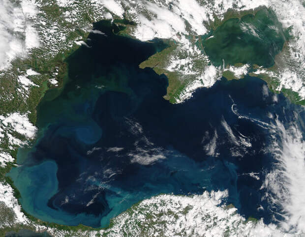 Вид Чёрного моря из космоса. Оно полностью оправдывает своё название. Автор изображения: Jeff Schmaltz. Взято с сайта «earthobservatory.nasa.gov»