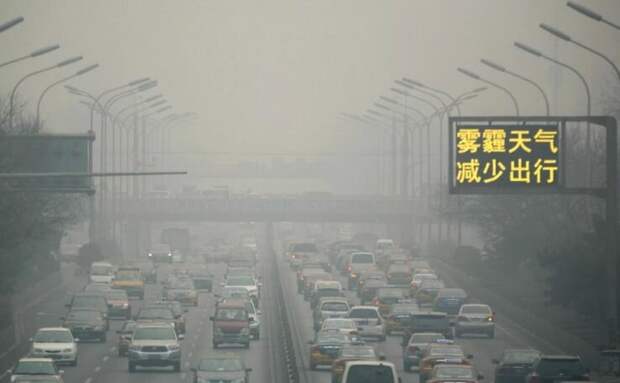 Смог в Китае (Пекин) – выбросы от промышленного производства и транспорта, являются крупнейшим источником загрязнения атмосферы Земли