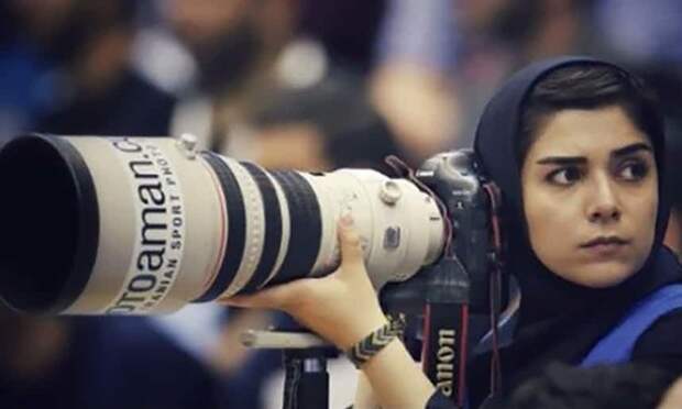 Первая в истории: иранская журналистка гениально обошла запрет на посещение стадиона журналисты, законы, иран, иранские девушки, стадион, фотограф, футбол