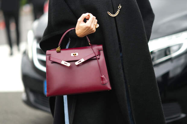 Бордовая сумка Hermès Kelly в стритстайле на Неделе моды в Париже